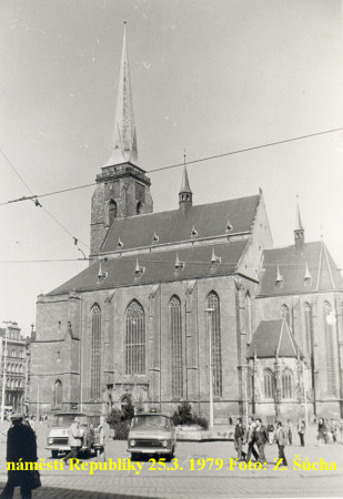 138) kostel sv. Bartoloměje na náměstí 25. 3. 1979. V popředí dva vozy Dopravních podniků.